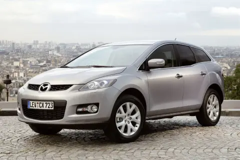 Srebrna Mazda CX7 na tle paryskiego krajobrazu. Stylowy SUV gotowy na miejskie przygody.