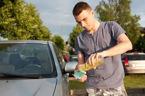 Czy można myć samochód szamponem do włosów? Oto ryzyko, które musisz znać