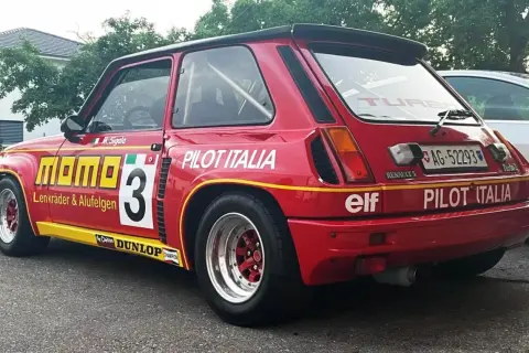 Czerwony Renault 5 Turbo z numerem 3 i logotypami "Momo", "Pilot Italia", "Elf", "Dunlop".