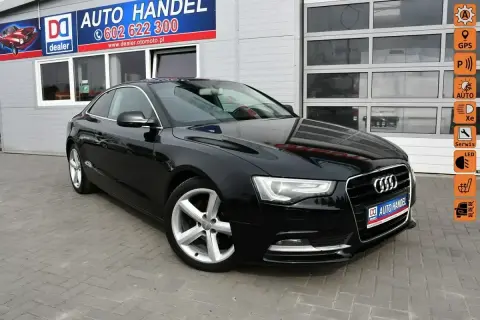 Eleganckie czarne Audi A5 z 2013 roku na placu komisu.