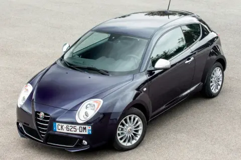Elegancki, granatowy Alfa Romeo MiTo na tle asfaltu. Wiele osób szuka alfa romeo mito opinie, by poznać ten model.