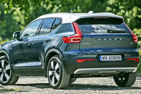 Tylna część ciemnoszarego Volvo XC40 z białym dachem. Wiele osób szuka volvo xc40 opinie, ten model wygląda świetnie.