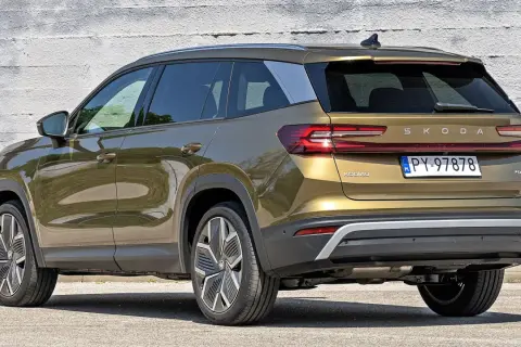 Złoty Skoda Kodiaq z tyłu, z tablicą rejestracyjną PY 97878. Wiele osób szuka skoda kodiaq opinie, ten SUV robi wrażenie.