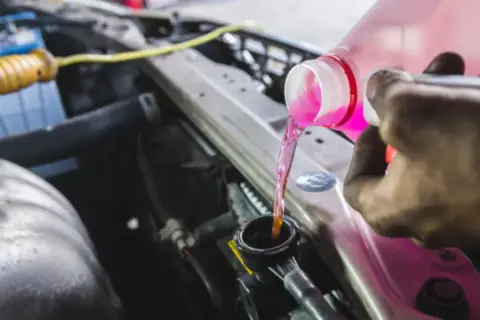 Jak bezpiecznie dolać płyn chłodniczy w Toyocie Corolli - poradnik