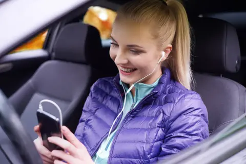 Pauza w trasie: 5 pomysłów na relaks i rozwój ze smartfonem