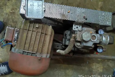 Silnik elektryczny z kondensatorem i manometrami.
