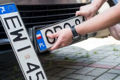 Wymiana tablic rejestracyjnych. Zastanawiasz się, ile kosztuje własna rejestracja? To prosty proces.