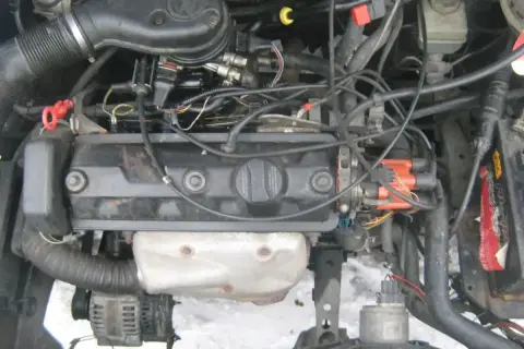 Silnik 1.9 TDI, widok z góry. Skomplikowana plątanina kabli i przewodów.