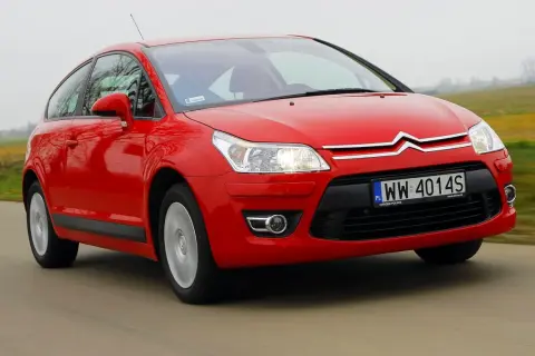 Czerwony Citroen C4 2008 na drodze, z widocznym numerem rejestracyjnym WW 4014S.