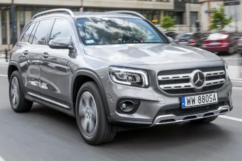 Szary Mercedes GLB na drodze. Wiele osób szuka mercedes glb opinie, by podjąć decyzję o zakupie.