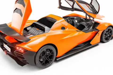 Pomarańczowy KTM X-Bow z otwartymi drzwiami i maską, odsłaniający wnętrze i silnik. Wyścigowy wygląd z karbonowymi elementami.