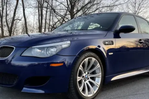 BMW M5 z silnikiem V10 - ikona osiągów i innowacji w motoryzacji