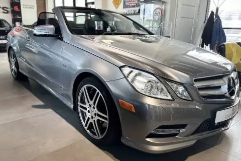 Elegancki, szary kabriolet Mercedes-Benz W207 z opuszczonym dachem, gotowy na letnie przejażdżki.