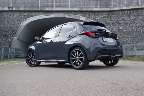 Ciemnoszary Toyota Yaris stoi na drodze przed tunelem.