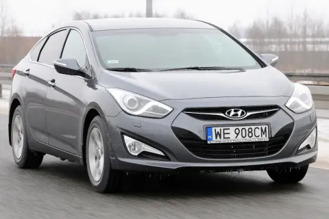 Szary Hyundai i40 na drodze. Kierowca szukał Hyundai i40 opinie przed zakupem, a teraz cieszy się jazdą.