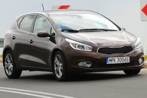 Brązowy Kia Ceed 1.6 CRDi jedzie po drodze.