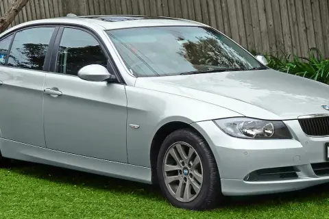 BMW E90 - historia modelu, techniczne szczegóły i bezpieczeństwo