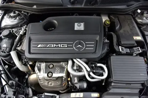 Silnik AMG w Mercedesie W176, gotowy do akcji.
