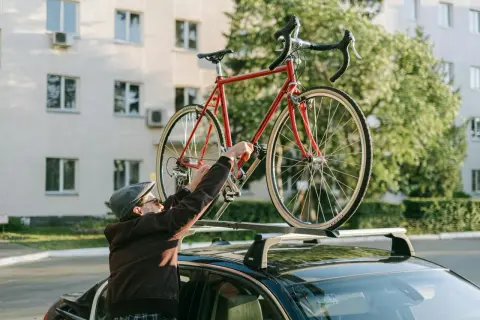 Bagażniki dachowe - jak wybrać idealne rozwiązanie do aktywnej podróży?