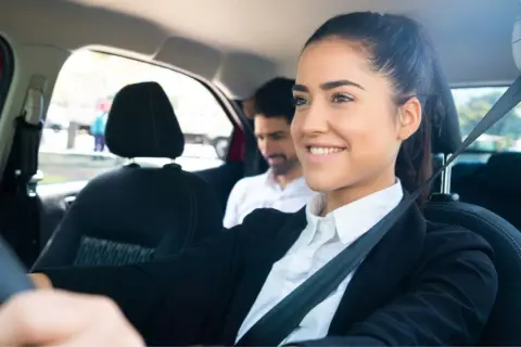 Kim jest kierowca Ubera? Obowiązki, wymagania i korzyści pracy w Uberze