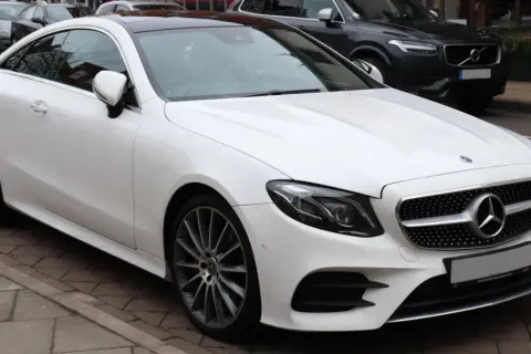 Mercedes E Klasa Coupe - osiągi, komfort i wady, które warto znać