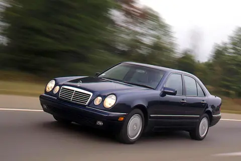 Mercedes-Benz E 320: Cechy, osiągi i komfort, które zachwycają