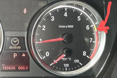 Jak sprawdzić temperaturę silnika BMW E90? Instrukcja krok po kroku