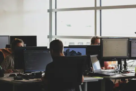 Przyszłość cyberbezpieczeństwa – od analizy zachowań po kwantowe szyfrowanie