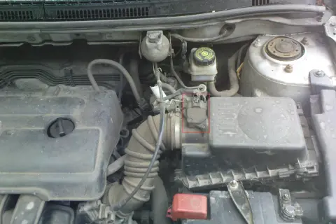 Gdzie jest czujnik temperatury Toyota Corolla E12? Lokalizacja krok po kroku