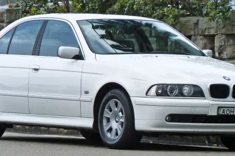 BMW E39 – historia, specyfikacje i osiągi kultowego modelu.