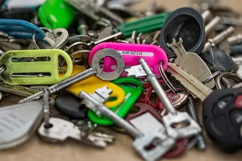 Jak odpalić auto bez kluczyka z immobilizerem i uniknąć problemów