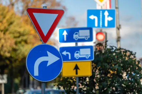 Znaki drogowe miejscowości - Co warto wiedzieć o ich znaczeniu?