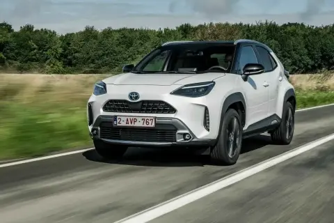Biały Toyota Yaris Cross na drodze. Czy warto kupić ten miejski SUV?