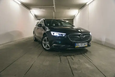 Czarny Opel Insignia 2.0 CDTI 170 KM. Szukasz opinii na forum? Ten model to świetny wybór.