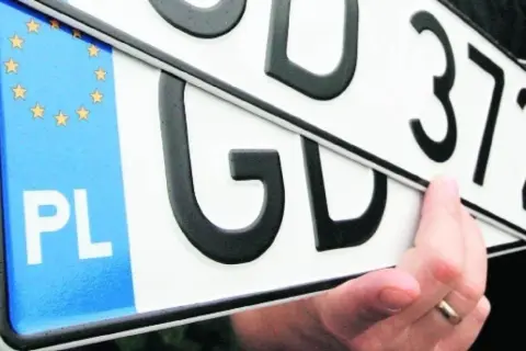 Dwie polskie tablice rejestracyjne z literami GD i cyframi 3720.