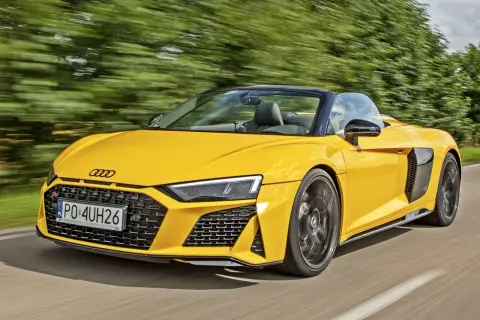 Żółte Audi R8 Spyder w ruchu. Sprawdź aktualną audi r8 cena i poczuj moc.