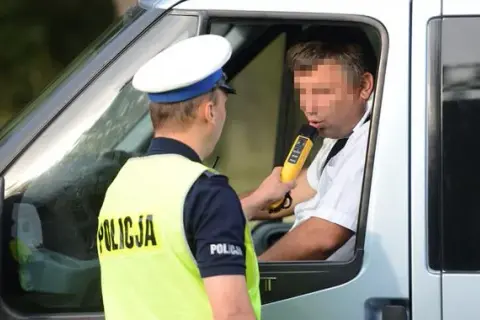 Czy policja może badać alkomatem w domu? Sprawdź, kiedy to możliwe