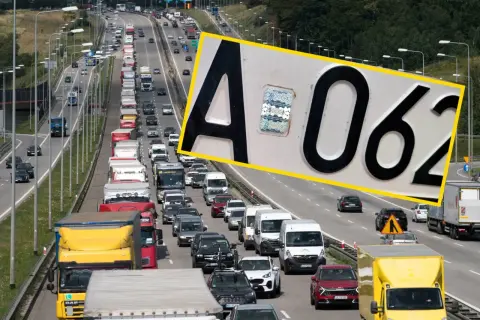 Korek na autostradzie, widać fragment tablicy rejestracyjnej z literami "A O" i cyframi "062".