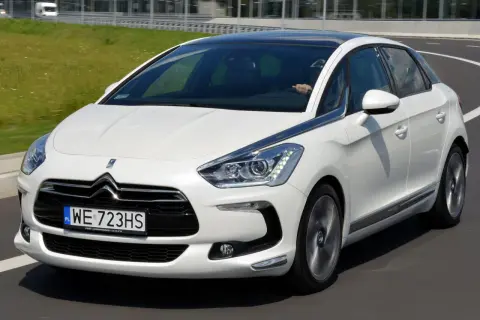 Biały Citroen DS5 na drodze. Dyskusja na forum: Citroen DS5 jaki silnik wybrać?