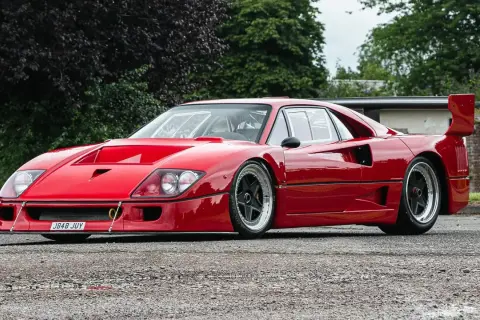 Czerwone Ferrari F40, ikona motoryzacji, której ferrari f40 cena wciąż budzi emocje. Klasyk na drodze.