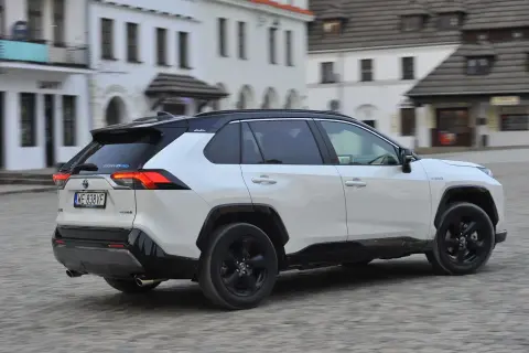 Toyota RAV4 IV - który silnik wybrać? Poradnik dla kupujących