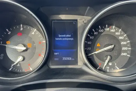 Komunikat "Sprawdź układ hamulca postojowego" na desce rozdzielczej Toyoty Avensis. Jak odblokować hamulec ręczny elektryczny?