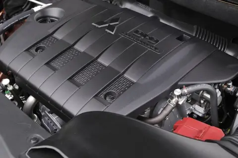 Silnik Mitsubishi Outlander z napisem "DI-D COMMON RAIL" i logo Mitsubishi.