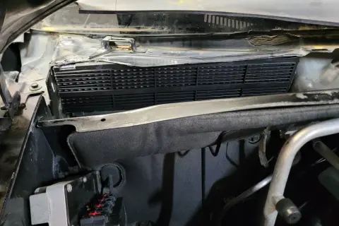 Gdzie jest filtr kabinowy w Jeep Commander? Znajdź go łatwo i szybko