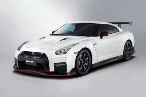 Biały Nissan GT-R Nismo z czarnymi felgami i czerwonymi akcentami, gotowy do wyścigu.