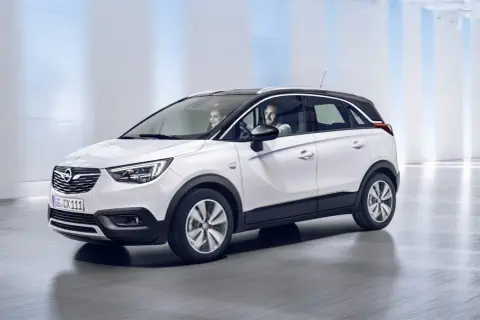 Biały Opel Grandland z parą w środku. Szukasz opinii na forum o tym modelu?