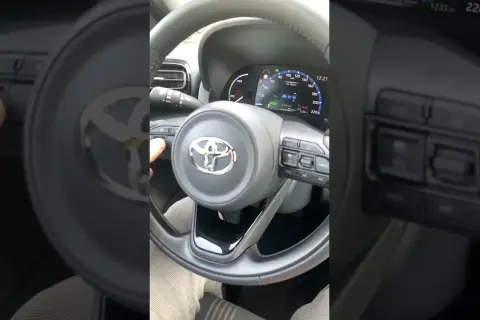 Zmiana godziny w Toyota Yaris: Prosty poradnik dla każdego kierowcy