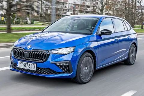 Błękitna Skoda Scala w ruchu ulicznym. Sprawdź atrakcyjną skoda scala cena i wybierz swój wymarzony samochód.
