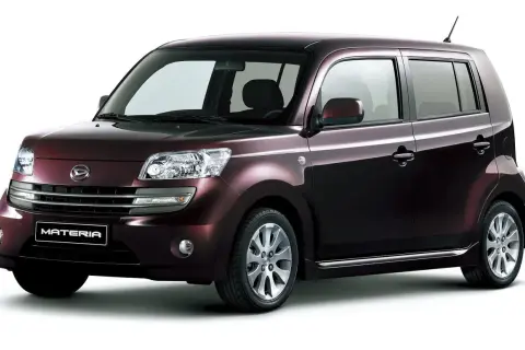 Elegancki, bordowy Daihatsu Materia z chromowanymi listwami i felgami, prezentujący swoją unikalną sylwetkę.