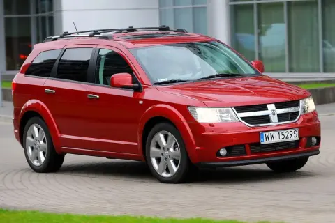 Czerwony Dodge Journey na polskich drogach. Wiele osób szuka dodge journey opinie przed zakupem.